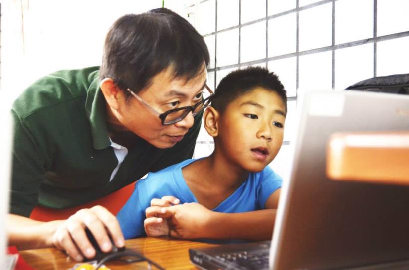9歲時 老師拉了他一把，如今蘇文鈺 成為成大教授，選擇「走進偏鄉」，用程式和愛，拉孩子一把！