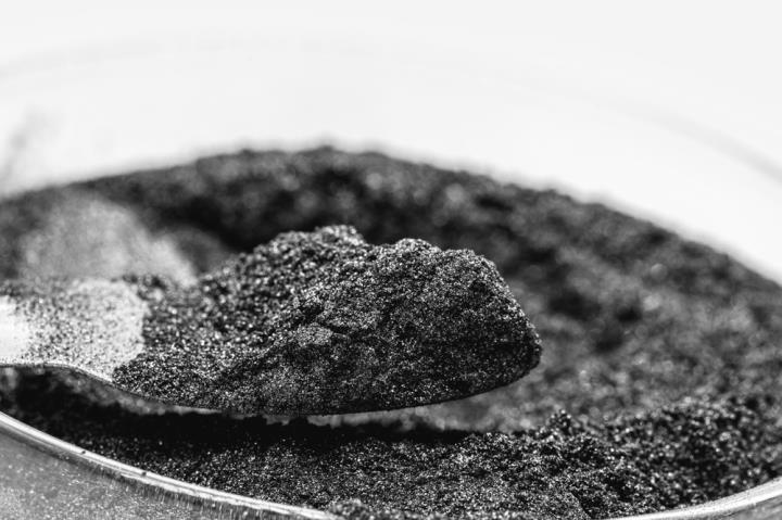 【美股新聞】中國收緊電動汽車電池關鍵材料石墨的出口