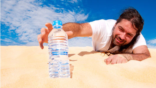 覺得口渴才喝水，早已經脫水了! 你知道一天有8大時間最需要喝水嗎?