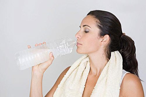 覺得口渴才喝水，早已經脫水了! 你知道一天有8大時間最需要喝水嗎?