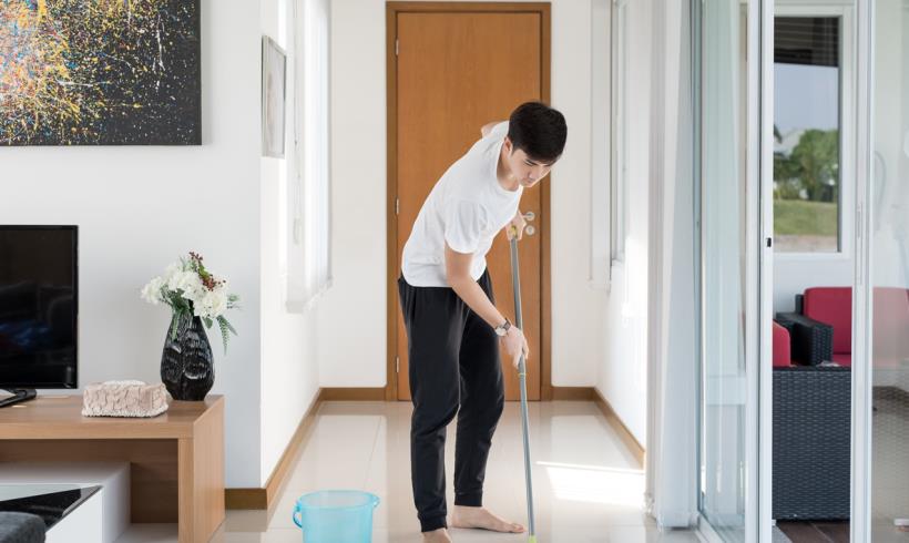 家庭主夫被說吃軟飯… 妻護航：老公甘願為我做家事，我喜歡賺錢養家，有什麼不好？