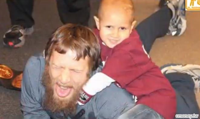 當很多人都覺得摔角運動等於暴力時，一個八歲小男孩的故事改變所有人的看法....