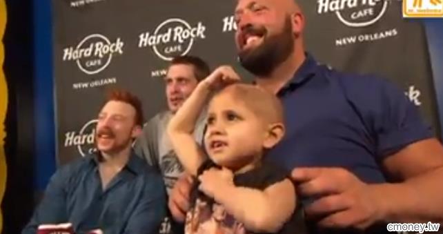 當很多人都覺得摔角運動等於暴力時，一個八歲小男孩的故事改變所有人的看法....