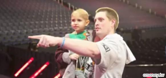 當很多人都覺得摔角運動等於暴力時，一個八歲小男孩的故事改變所有人的看法....