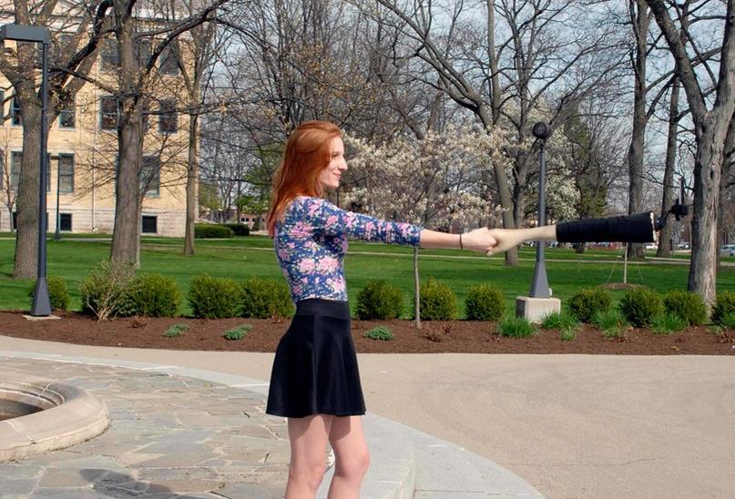 打敗自拍神器的新玩具.. 原來蒐集牽手照一點都不難...