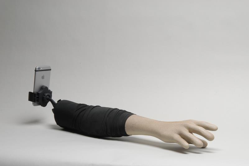 打敗自拍神器的新玩具.. 原來蒐集牽手照一點都不難...