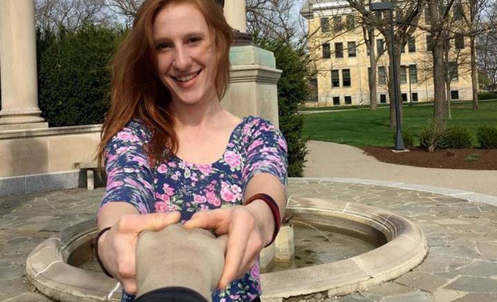 打敗自拍神器的新玩具.. 原來蒐集牽手照一點都不難...