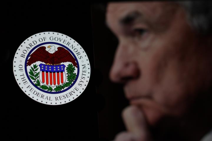 【美股新聞】鮑爾表示通膨有所改善,但降息仍需更多數據支持