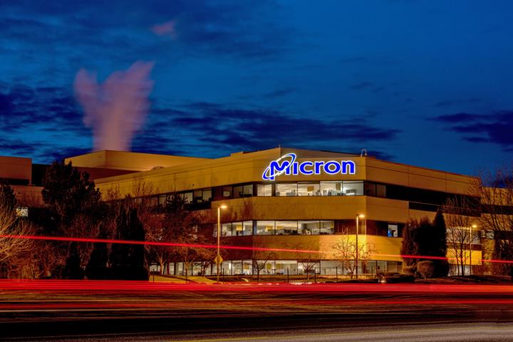 【美股新聞】美光科技股價狂飆14%,AI記憶體需求引爆營收新高!