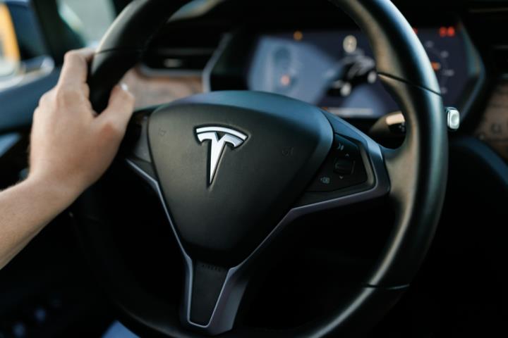 【美股新聞】特斯拉推遲Robotaxi發表會，股價暴跌8％