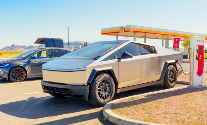 【美股新聞】特斯拉股價遭降級，為什麼仍然抗跌？