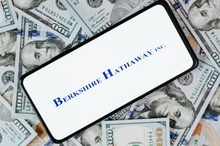 【美股新聞】波克夏Q2 13F報告出爐，巴菲特存銀彈，還新買了這兩支股票！　