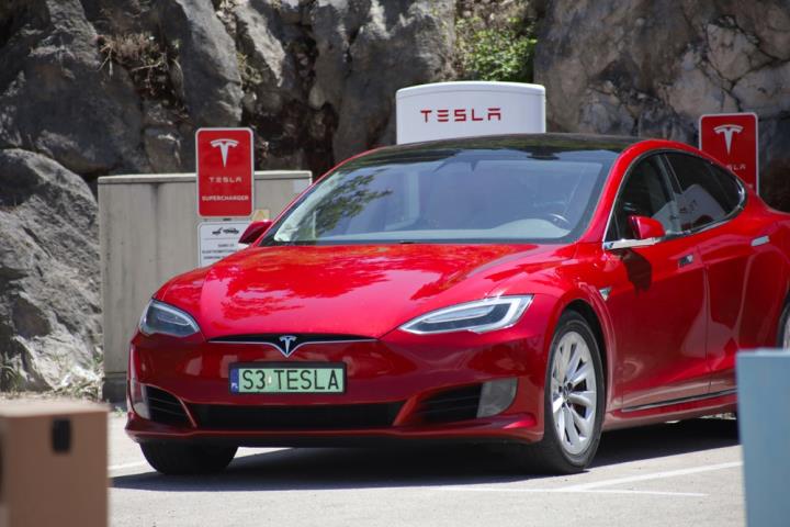 【美股新聞】特斯拉可望銷量回暖自駕Robotaxi將亮相，雙重利好催動股價！