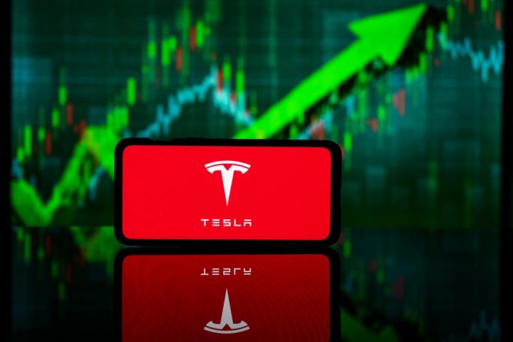 【熱門股】特斯拉Q2 交車量再次年減，為何股價大漲10％?