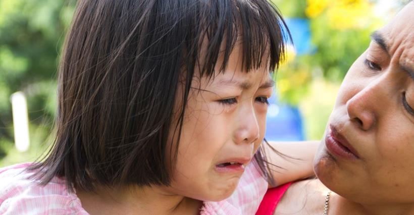孩子一哭鬧，父母就只能「妥協」？掌握這 1 個應對法則 ，孩子也能聽話又懂事！