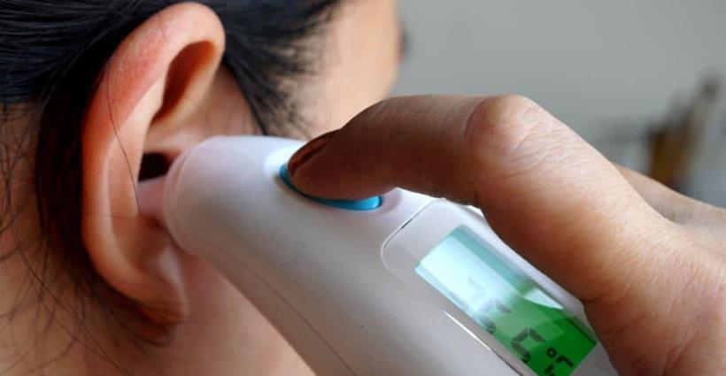 肺炎疫情繼續燒，耳溫槍卻都用錯？ 毒理專家憂：量耳溫不用「耳套」 會有感染的風險！