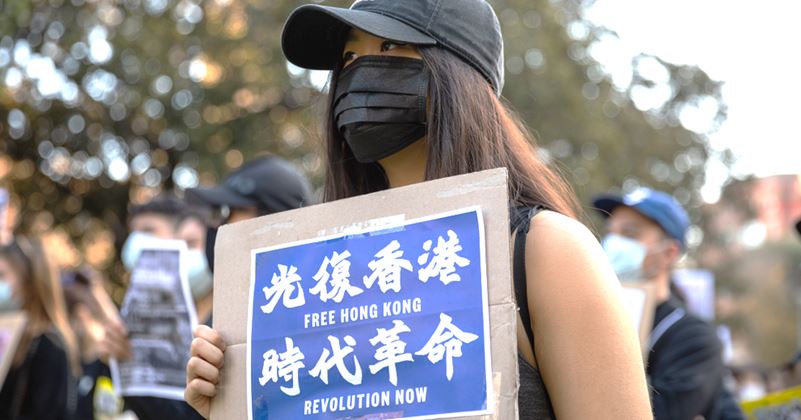 妹妹當街被人拿刀割脖，港警卻無視… 港生淚訴：為了活命，我只能留在台灣