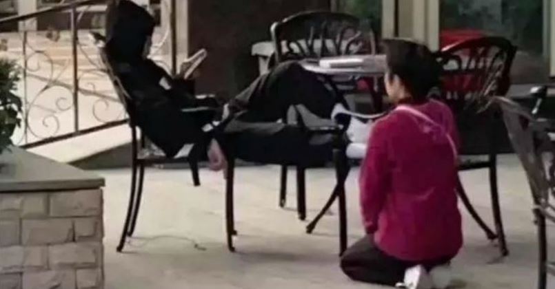媽媽長跪１小時，只求９歲兒上學？ 專家嘆：下跪的父母，注定養不出站著的孩子…