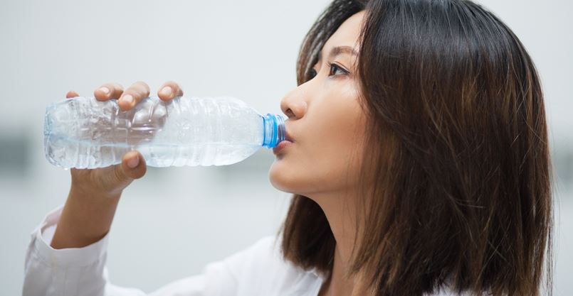 「水喝太少」不只會變胖，連工作都不順？ 關於喝水的「真相」，我們都被誤導了