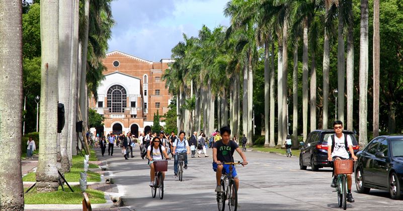 為何我們的大學 會教出一堆小屁孩？ 連當兵都會躲在棉被裡面哭…