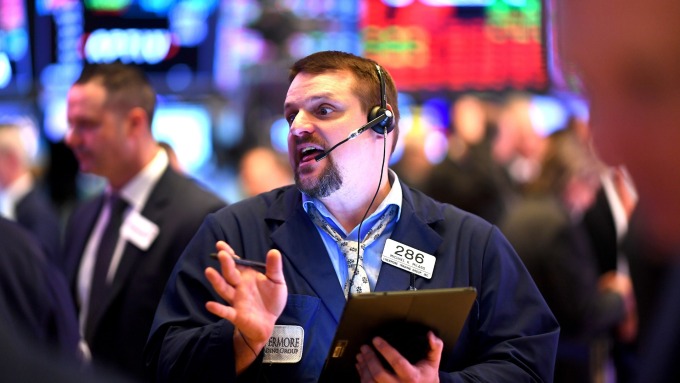 〈美股盤後〉美股又熔斷！道瓊狂瀉1300點  3年來首次跌破2萬點大關  。(圖片：AFP)