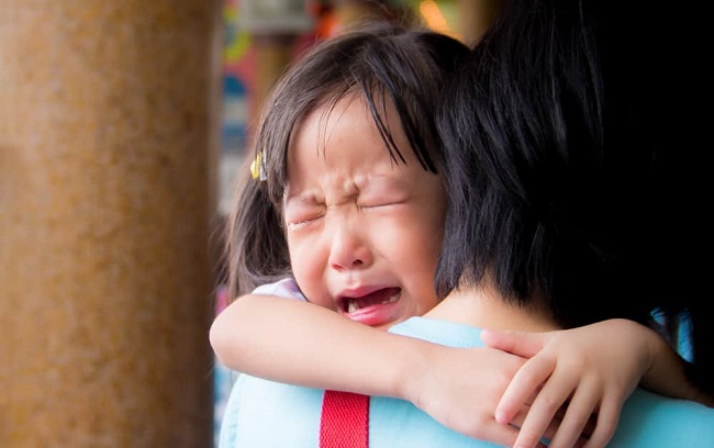 台灣「媽寶」是盡責爸媽養出來的！孩子哭喊不想去學校，爸媽千萬不要跟著鬧，否則 孩子一輩子依賴你！