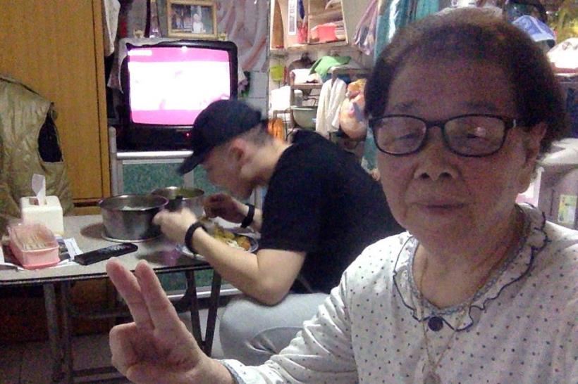 擁有19萬粉絲，連徐佳瑩也愛的全民阿嬤 邢黃滿金，爆紅背後，竟是因 每個人都有過的「洋蔥故事」...