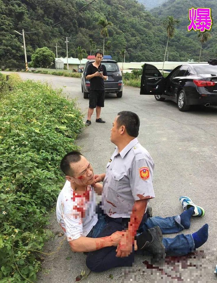 嫌犯不停車 還開槍...員警 黃信文「這樣做」，雖然 左手中彈，卻成功 逮捕嫌犯，還 贏得一片掌聲！