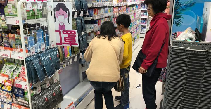 別再搶了！口罩產線全開還是不夠...呂秋遠：沒病也在搶口罩、不洗手就吃東西，害人又害己！