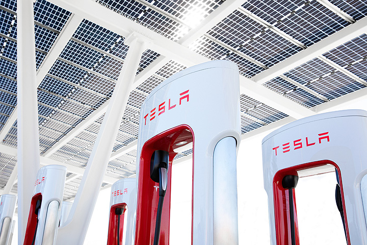 福斯與特斯拉達成充電標準協議，促進電動車市場發展