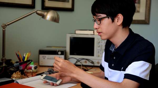 爺爺失智，17歲Kenneth 把孝心化做行動 發明「這個」，連Google也對他掏錢，全因愛的力量