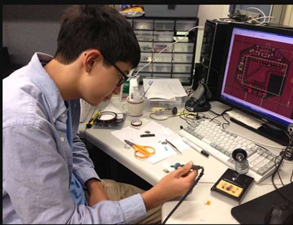 爺爺失智，17歲Kenneth 把孝心化做行動 發明「這個」，連Google也對他掏錢，全因愛的力量