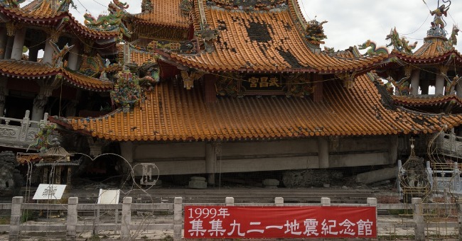 地震來了... 專家呼籲：生命三角自救法 不正確！3 分鐘牢記 8 個 保命法則，讓你自救也 救人！