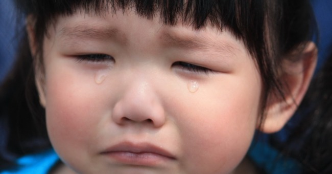 「再哭，就打到你閉嘴！」孩子鬧脾氣時，父母最常見的５種反應，竟是在 摧毀他...