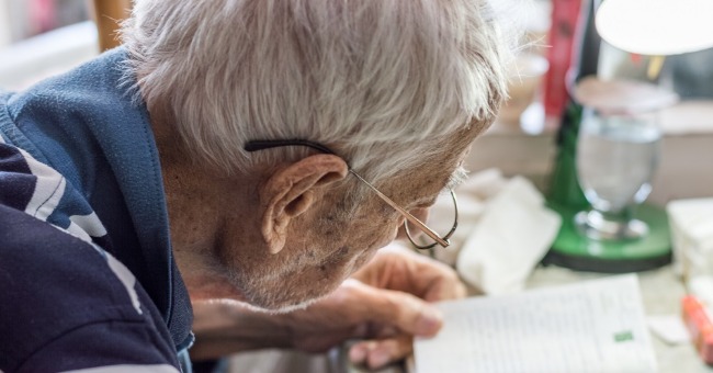75 歲當歐洲背包客、93 歲當義工、98 歲成為最老碩士，人瑞趙慕鶴 堅持照顧自己：一靠別人，就老了！