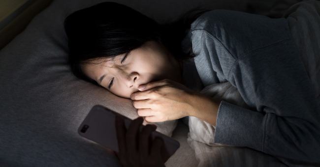 你常常生活不規律、熬夜追劇打遊戲？日本醫師提醒：半夜不睡覺，小心罹癌率暴增！