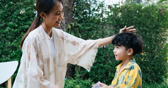 兒子欺侮保母、行為偏差，媽媽不責罵只問 2 句話，教孩子 尊重他人 比成績更重要！