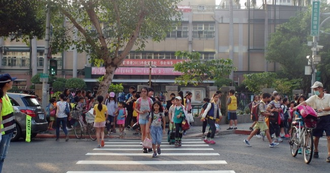 老師無法為 小孩的後半輩子負責！ 這 8 點，你得自己教小孩...