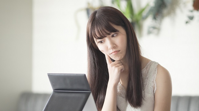 看鏡子的女性