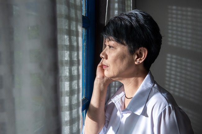 中年女子獨自一人