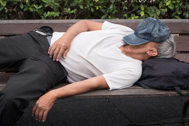 躺在長椅上的男子