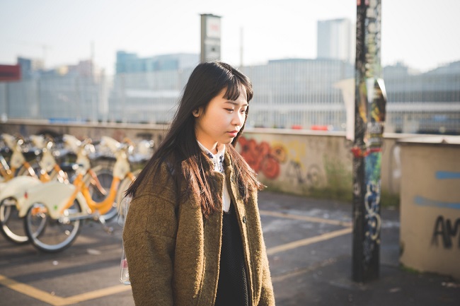 女性獨自一人