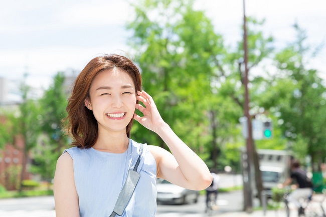 笑著的女性