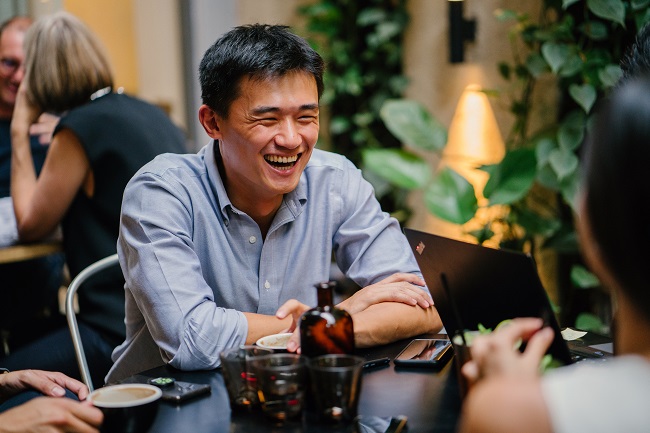 笑著的男性