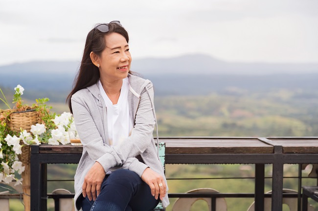 微笑的中年女性