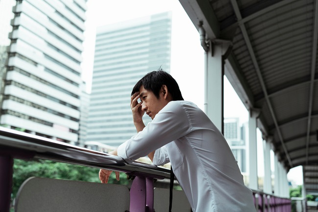 煩惱男子