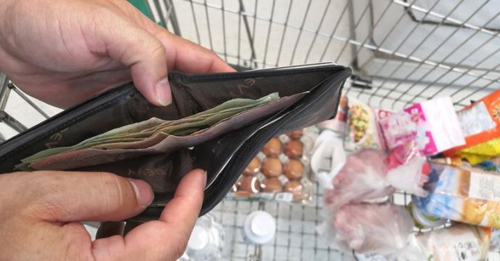 網友瘋討論低薪：一年存不到 10 萬元，月底真的都吃土嗎？存錢 6 秘訣 跟著做每個月不怕被錢壓著跑！