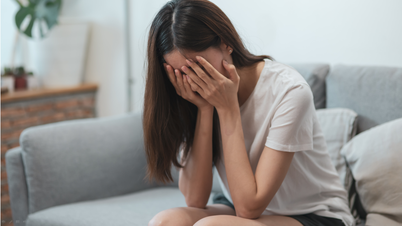 百貨客服淚崩：「爸，對不起，我賠光你的存款」。年輕人逆轉重生大賺23％