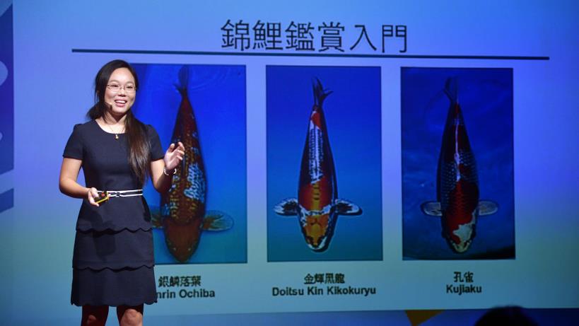 鍾瑩瑩因家中負債2億，只好捲起褲管 回家賣魚，沒想到她靠「這招」，連德國人都為她瘋狂！