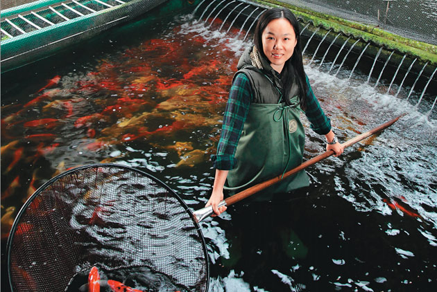 鍾瑩瑩因家中負債2億，只好捲起褲管 回家賣魚，沒想到她靠「這招」，連德國人都為她瘋狂！